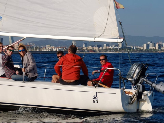 Disfrutando del velero en el litoral barcelones