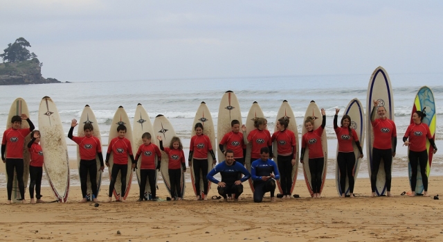 Conjunto de alumnos de la escuela de surf
