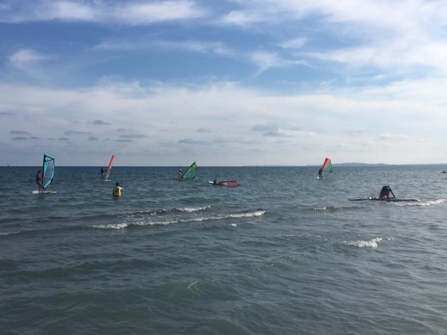 Alumnos de windsurf en Santa Pola