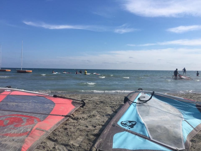 Velas de windsurf en la arena