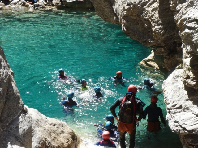 Schwimmen im klaren Wasser des Flusses 