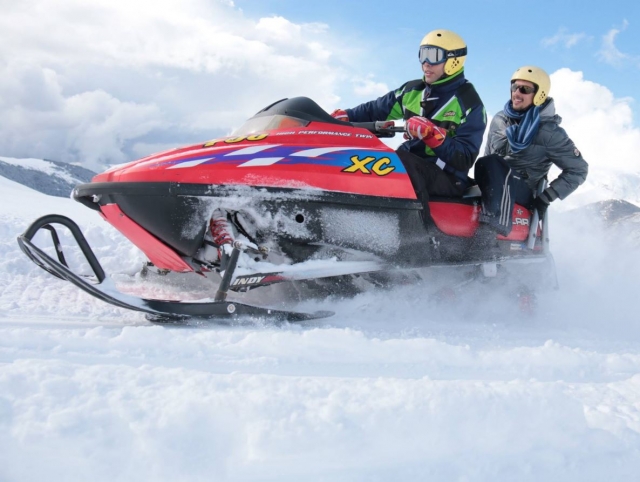  Auf Polaris-Schneemobilen 
