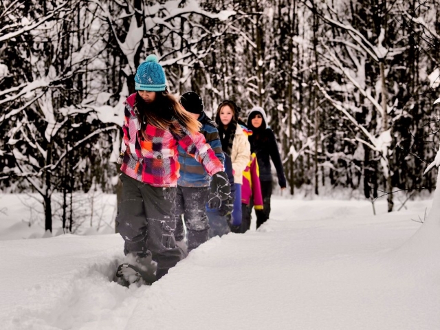  Schneeschuhe auf frisch gefallenem Schnee 