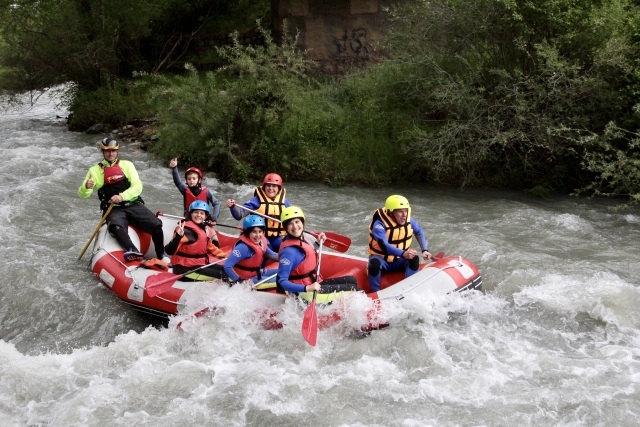  Monitor mit Rafting-Gruppe 