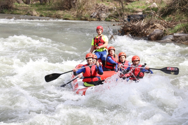  Schlauchboot im Wildwasser 