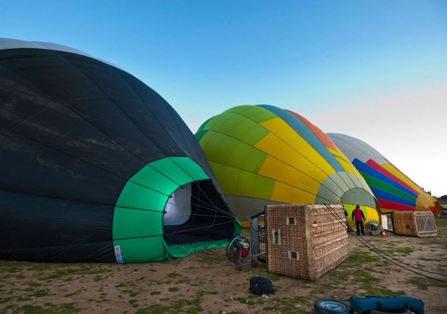  Assembling balloons in the take-off area 