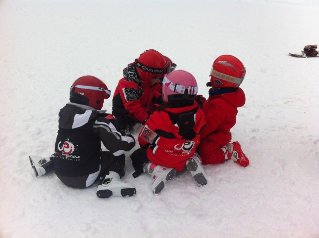 Ragazzi che condividono esperienze sulla neve 