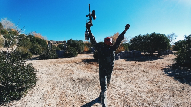 Jugador de paintball victorioso