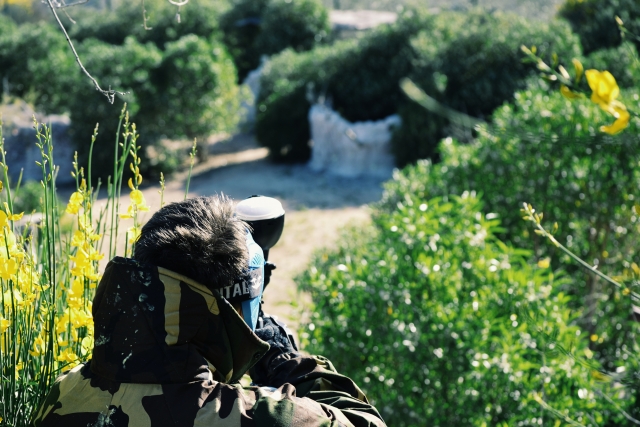Jugador de paintball escondido