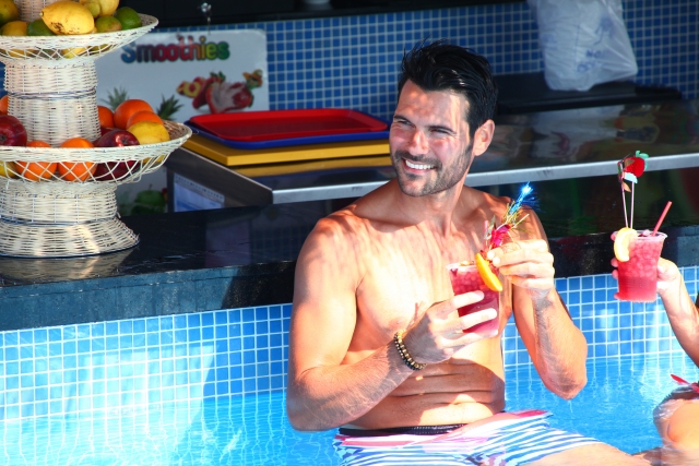 Descansando con un refrigerio