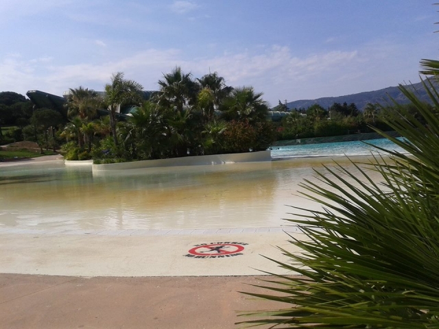 Acceso a la piscina de olas