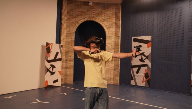 Chico disfrutando de la realidad virtual