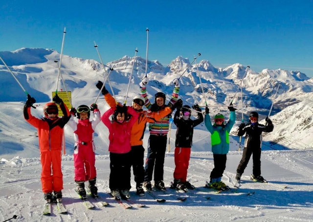  Young Mandarina skiers 
