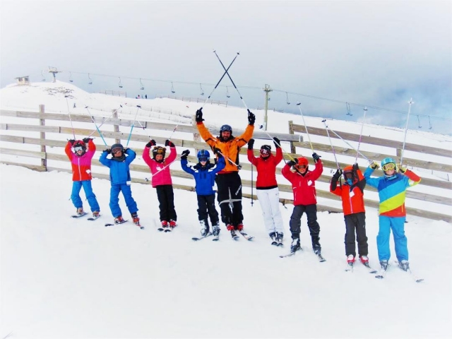  Raising the ski poles 