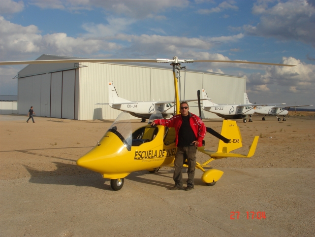 Posando junto al autogiro