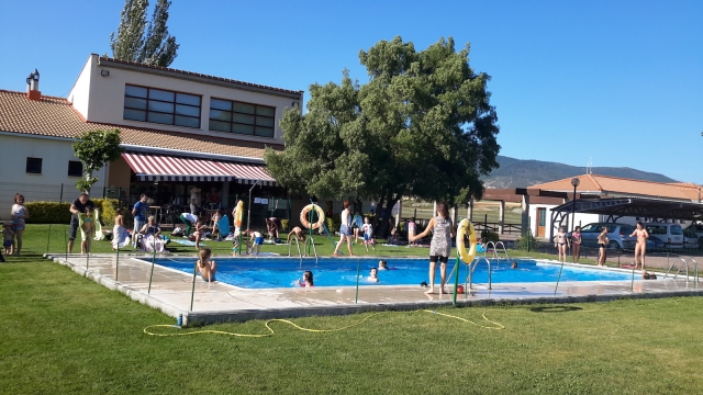  Swimming pool and restaurant 