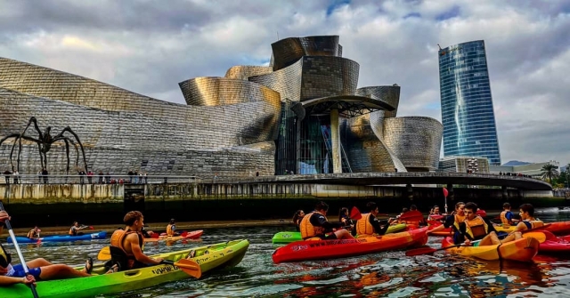 Excursión escolar por la ría de Bilbao en piragua