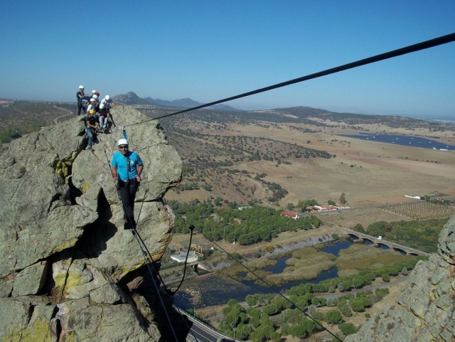 Puente tibetano en la ferrata en Badajoz