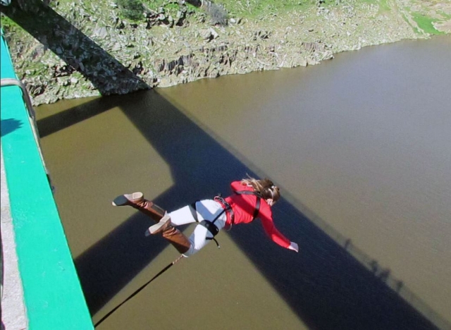 Salto desde el puente de Valdivia