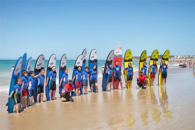 Alumnos de surf en la escuela de Chiclana