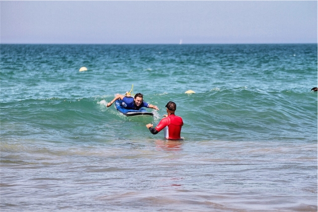 Con la tabla en las olas de Chiclana