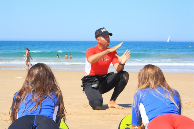Escuchando al monitor de surf