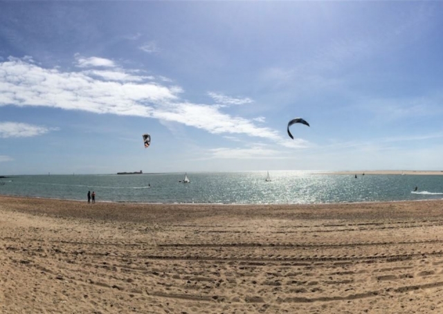 Kitesurf en la playa de Sancti Petri