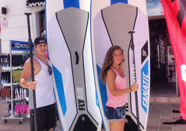 Pareja con equipo de paddle surf