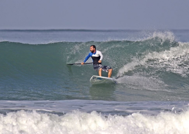 Sup en olas en Cadiz