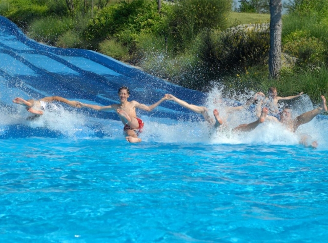  Falling into the water together 