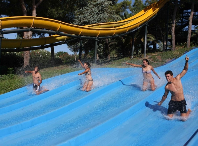 Abriendo los brazos en los toboganes