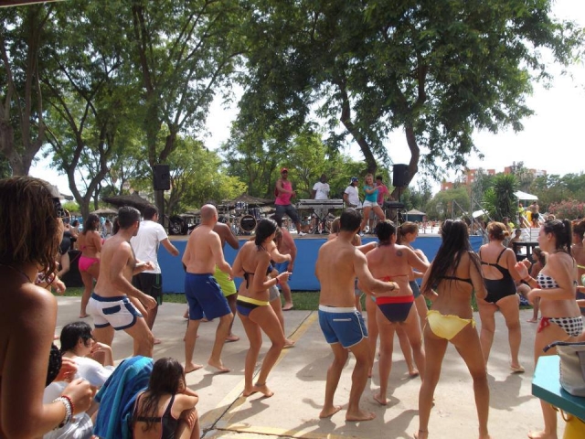 Bailando con musica en el escenario