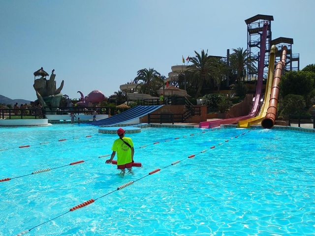  Bagnino in piscina 