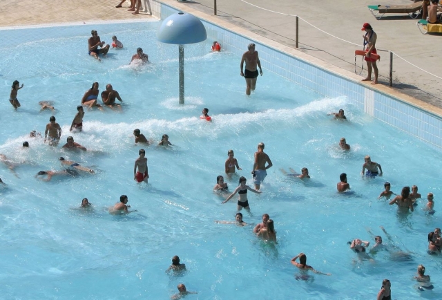  nager parmi les vagues 