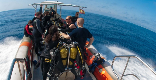  Barco e mergulhadores 