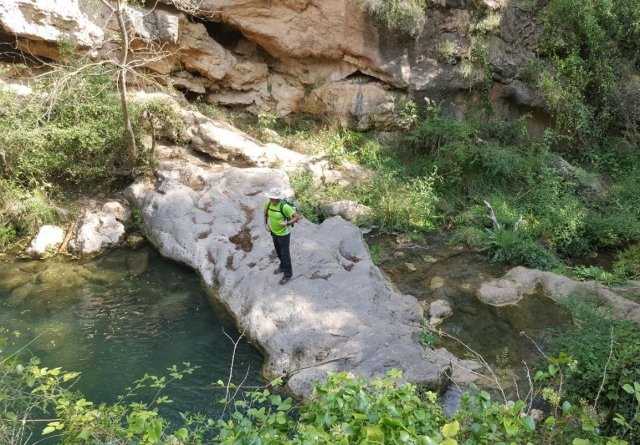 Cruzando el rio durante la expedicion