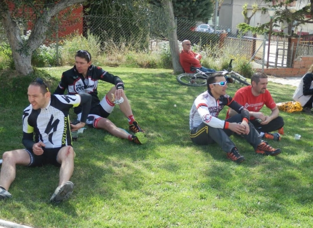 Ciclistas reponiendo fuerzas
