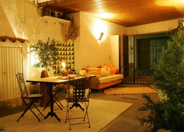 Vino sobre la mesa en el patio exterior