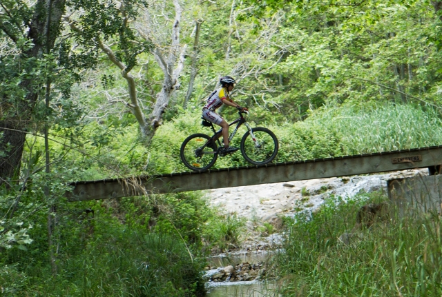 Ciclista cruzando el puente