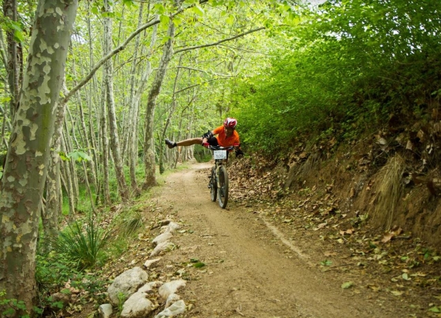 Ciclista de btt en el sendero