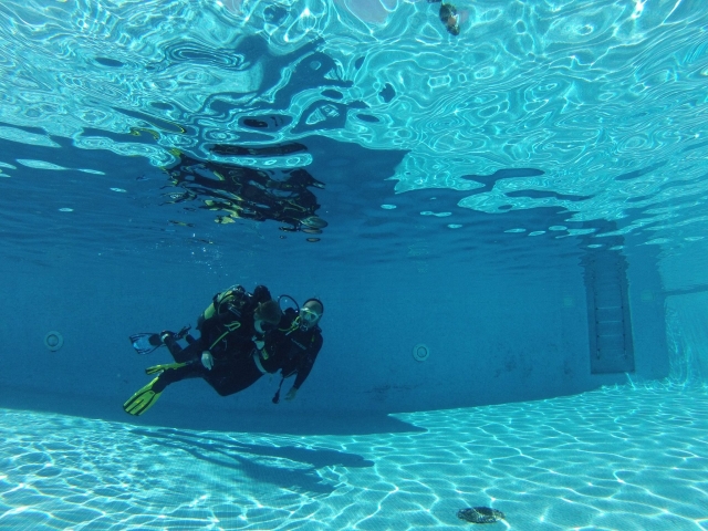 Junto al instructor en la piscina