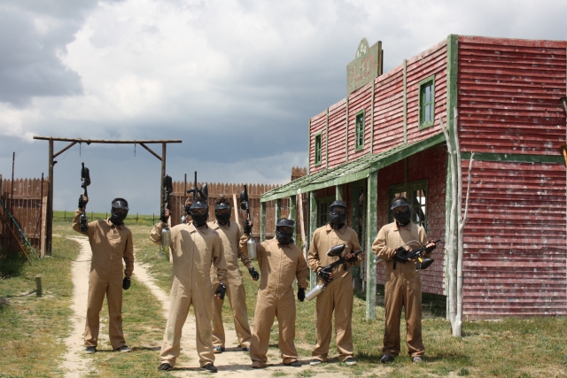 Grupo con monos de paintball