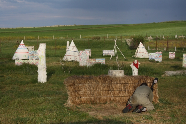 Oculto tras la alpaca