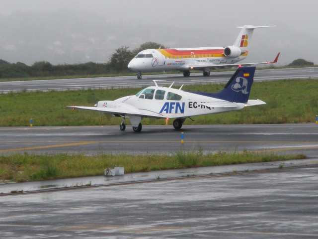  Ao lado de um avião comercial 