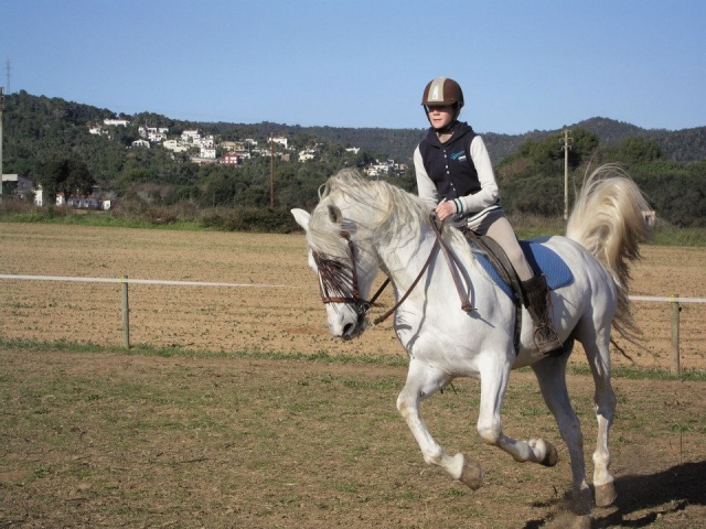 A galope en clase de equitacion