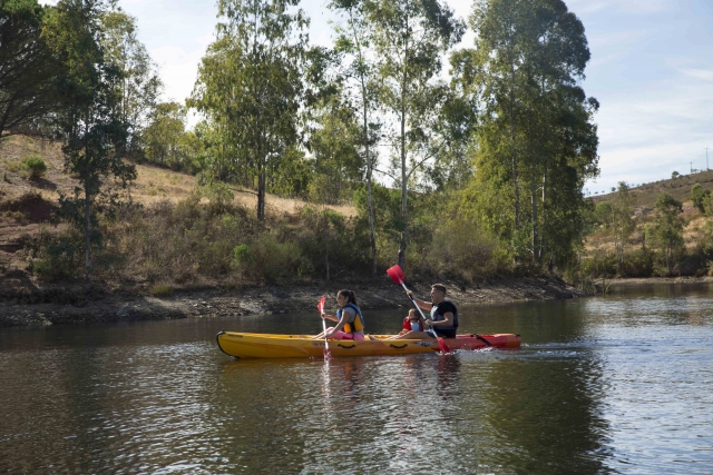 Remando en el kayak biplaza