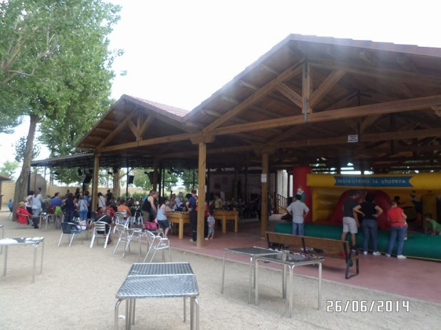 terraza, disco y castillo hinchable