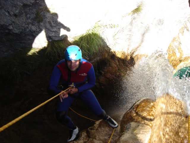 DESCENDIENDO EN RAPPEL