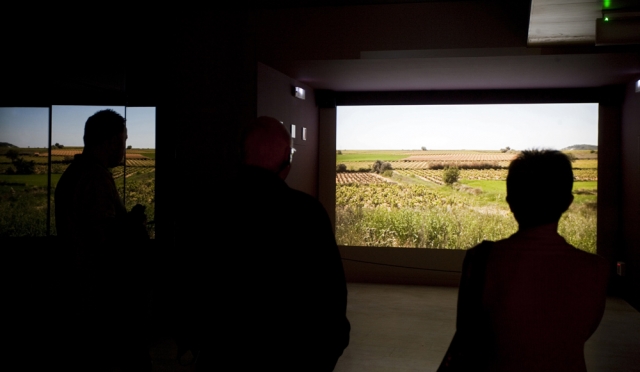 La exposición combina una moderna presentación museográfica