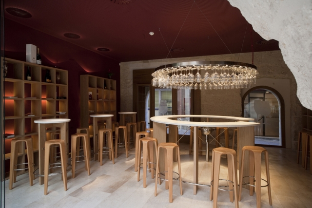 En la taberna acaba la visita al museo con una degustación de vino o cava